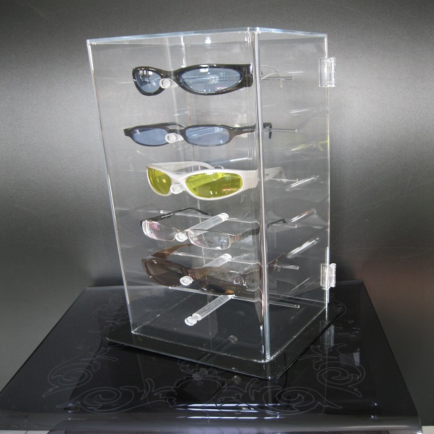 眼鏡放置櫥窗